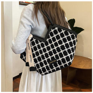 <span class=keywords><strong>Borsa</strong></span> da donna <span class=keywords><strong>a</strong></span> secchiello nuova tendenza sciarpa di seta Plaid di grande capacità all'ingrosso Tote borse <span class=keywords><strong>a</strong></span> tracolla per ragazze - Product Image 5