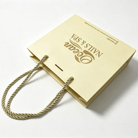 Sacs cadeaux en papier épais personnalisés, sacs de shopping avec logo en feuille d'or, papier couché mat pour l'emballage de produits de beauté, de salons de manucure et de spas
