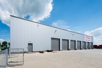 Entrepôt logistique préfabriqué en structure métallique, atelier, bâtiment industriel, bâtiment commercial, entrepôt en structure métallique