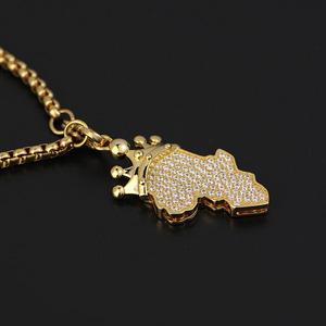 Collares con colgantes de diseño de mapa con corona, joyería de moda de latón brillante con incrustaciones, rellenos de oro y chapados en oro - Product Image 4