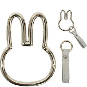 Llavero Inteligente con Mosquetón de Personaje Adorable, Soporte para Llaves de Coche, Colgante para Bolso, de Cuero PU, Nuevo Llavero con Forma de Conejo para Regalos - Product Image 3