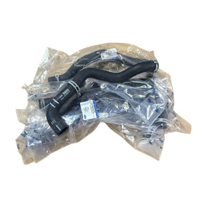 Mantiene el enfriamiento del motor con la manguera superior del radiador 8V2Z8260B 8V218B274AH, diseñada para brindar resistencia y un rendimiento confiable. - Product Image 4