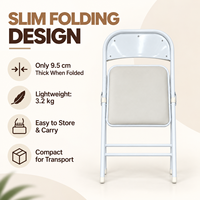 Chaise pliante élégante en PU beige rembourrée avec cadre en acier blanc, idéale pour le salon, la décoration intérieure et comme siège supplémentaire.
