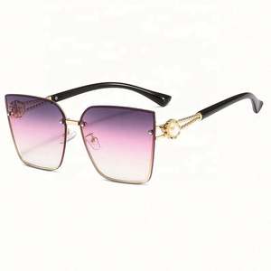 Nouvelles lunettes de soleil carrées dégradées personnalisées de haute qualité avec logo pour femmes, protection UV400, style œil de chat surdimensionné 2021 - Product Image 4