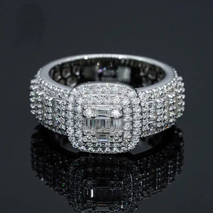 Anello con fascia quadrata in cristallo pavé per donna, accessori minimalisti ed eleganti per feste e uso quotidiano - Product Image 3