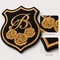 Écusson brodé personnalisé doré métallisé, motif bouclier, à thermocoller pour blazers, uniformes et marquage de vêtements