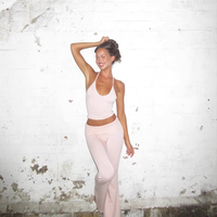 Legging Yoga Pilates Ringan Warna Pink Muda Model Flare, Atasan Halter Camisole, Set Olahraga 2 Potong Bahan Stretch Empat Arah