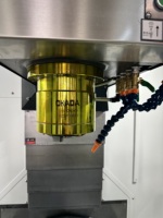 Centre d'usinage vertical CNC VMC1160 avec corps en fonte rigide pour la production en série de pièces en aluminium de communication