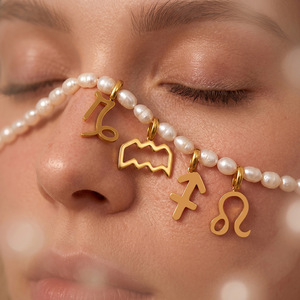 Colgante con Signo Zodiacal Acuario, Acero Inoxidable, Bañado en Oro, Joyería Astrológica para Mujer - Product Image 2