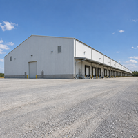 Entrepôt à structure métallique robuste, panneaux composites isolés résistants aux intempéries, atelier métallique, bâtiment de stockage logistique