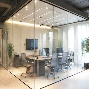 Матовое или пескоструйное гравированное узорчатое оформление на панорамных безрамных стеклянных перегородках для декоративных решений по обеспечению приватности - Product Image 2