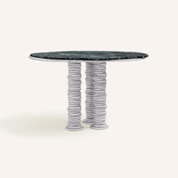 Dream Home Viral Stack Slab Stone Esstisch mit Doppelsäulen-Stapelplatten-Basis, unregelmäßiger runder Marmorplatte, Villa-Esstisch