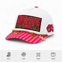 Gorra de Béisbol Bordada en 3D Personalizada al por Mayor, Gorra Snapback con Visera Rosa a Rayas, Adornos de Cadena Dorada y Parche con Estampado de Leopardo