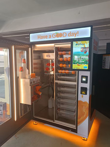 Le paiement au distributeur automatique de jus d'<span class=keywords><strong>orange</strong></span> peut être effectué avec des pièces, des billets ou une carte de crédit - Product Image 6