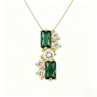 Collier pendentif vertical ZG élégant en émeraude taille émeraude avec accents de zircon