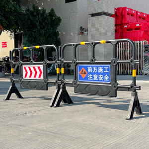 Barrera de Plástico HDPE Moldeada por Soplado 1400, Barrera de Seguridad de Plástico para Control de Multitudes con Panel Publicitario - Product Image 1