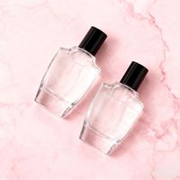 Bouteille de parfum en verre plat de luxe de 30ml 50ml avec pulvérisateur à pompe rechargeable Design unique compatible avec le diffuseur à roseaux