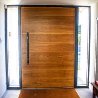 Puerta de Entrada Pivotante Moderna con Acabado de Madera Horizontal, Panel Lateral de Vidrio Esmerilado con Rejilla