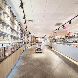 Esposizione frigorifero di panetteria su misura | Soluzioni di pasticceria | Esposizione commerciale versatile in tutto - Product Image 5