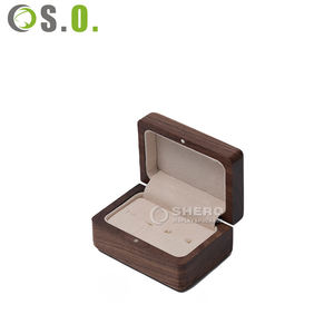 Caja de Anillos de Compromiso Pequeña Cuadrada Hecha a Mano de Madera de Nogal para Boda - Product Image 3