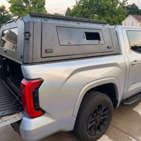 Penutup Bak Truk Pikap Hardtop Aluminium Anti Air, Model Camper Shell dengan Panel MOLLE, Pintu Samping Model Gull Wing, Dapat Dikunci, dan Dapat Disesuaikan
