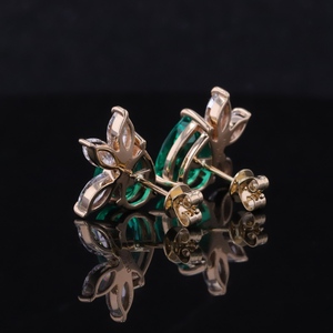 Pendientes Personalizados Starsgem de Oro Sólido de 14K con Corte de Pera, Esmeralda Colombiana Cultivada en Laboratorio y Diamantes Verdes de Laboratorio - Product Image 4
