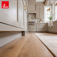 Armoires de cuisine Shaker peintes en blanc, style fermier traditionnel intemporel, personnalisées Alland pour les projets de rénovation de villas.