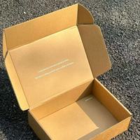 Boîte d'expédition en carton ondulé kraft minimaliste et écologique |   Carton d'emballage pour vêtements e-commerce imprimé à l'encre blanche avec doublure en éponge |   Chaussettes silencieuses
