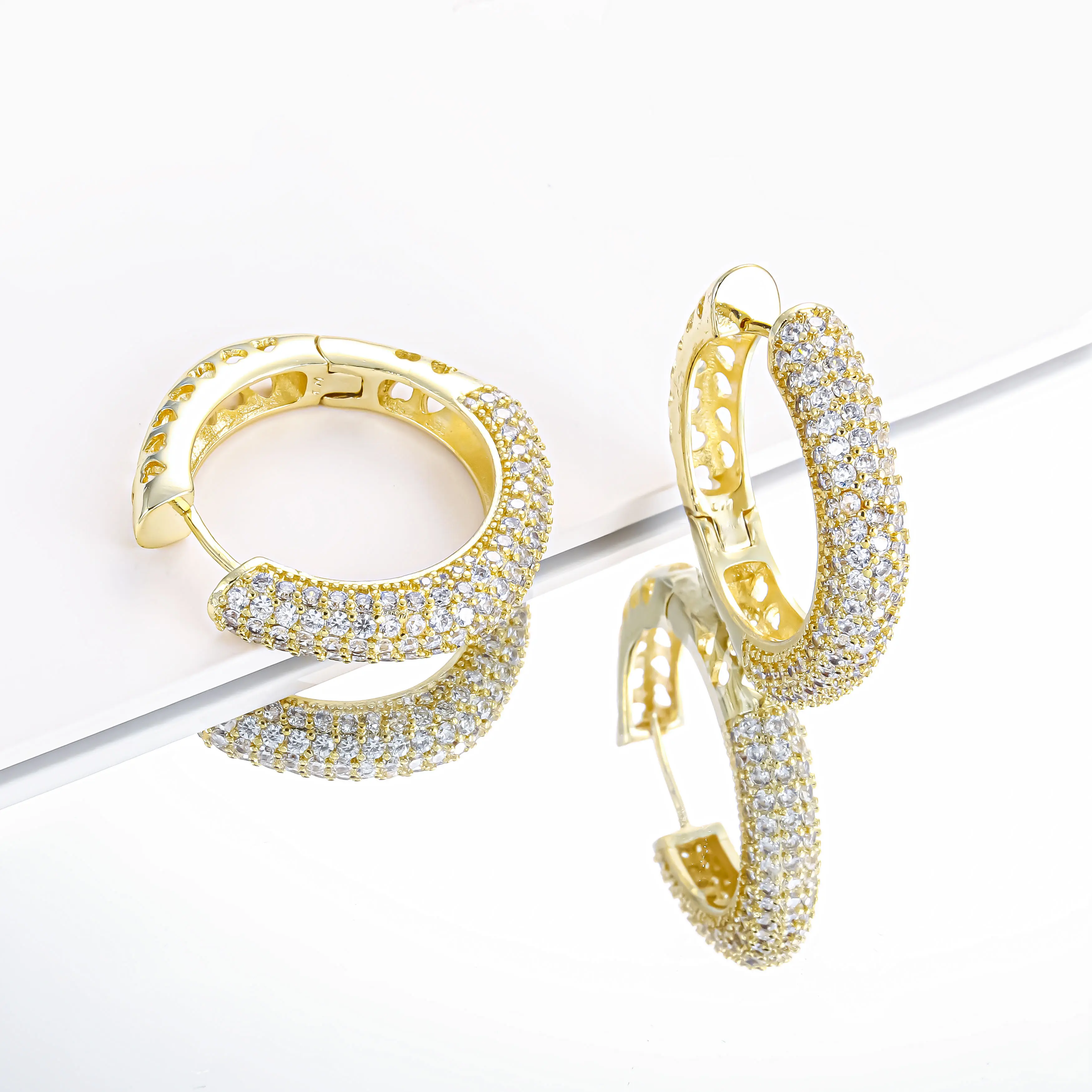 CM bijoux aretes de oro laminado vente en gros boucle d'oreille femmes Huggie zircon cubique 14k boucles d'oreilles de luxe en or boucles d'oreilles créoles glacées