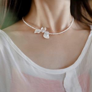 Collar Corto de Perlas de Agua Dulce con Diseño Retro Wanru, Pétalos Transparentes, Luz Natural Intensa, Color Natural Barroco Retro - Product Image 2