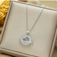 Nouveau collier élégant avec pendentif soleil et planète, micro-pavé entièrement en cristal, chaîne polyvalente pour clavicule, bijoux pour femmes