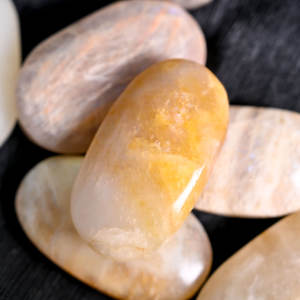 Pierre de méditation en pierre de lune jaune polie, pierre de méditation pour la réflexion, cristal de guérison pour le Reiki, soulagement de l'anxiété, décoration intérieure, vente en gros - Product Image 4