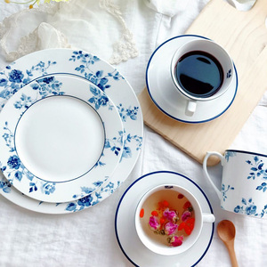Assiettes et plats en porcelaine bleue et blanche avec motif rose en encre aquarelle sous glaçure - Product Image 4