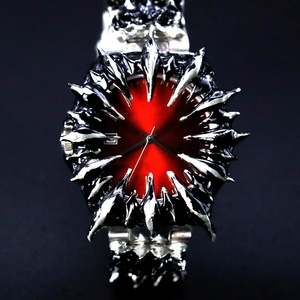Montre Gothique Personnalisée en Gros avec Cadran en Acier Inoxydable à Pointes, Logo Gravé, Mouvement Japonais MIYOTA Unique et Cadran en Quartz Albâtre - Product Image 2
