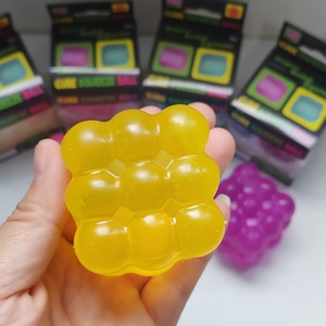 Needoh <span class=keywords><strong>Cubo</strong></span> de Juguete Antiestrés de Goma con Polvo Dorado de Malto y Copos de Nieve, para Amasar y Descomprimir, en Caja - Product Image 3