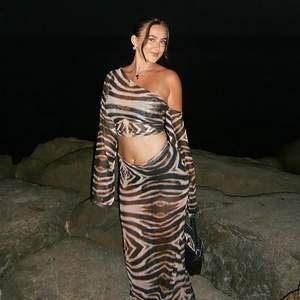 Ensemble haut en mousseline de soie à épaules dénudées et jupe longue pour femme, imprimé numérique asymétrique, extensible, tenue de plage pour les vacances - Product Image 2