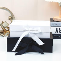 Boîte-cadeau pliable en carton avec logo personnalisé et épingle à revers magnétique avec boîtes d'emballage en mousse