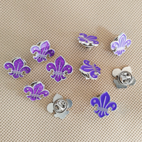 Épinglette en émail pailleté en métal Fleur De Lis avec logo personnalisé en gros pour chapeaux
