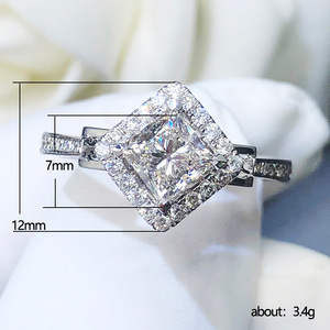 Anello minimalista a forma di rombo per donna, design scintillante intarsiato, elegante gioiello alla moda per tutti i giorni - Product Image 4