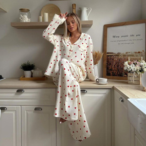 Pijamas por Atacado para Mulheres Conjunto de Roupa de Dormir Conjunto de Pijama Feminino de Duas Peças com Estampa de Coração - Product Image 4