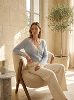 Cardigan en laine 100 % biologique pour femme, col en V, bleu doux, avec bordure en dentelle, certifié GOTS, style luxe discret