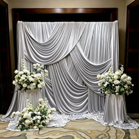 Rideau de fond de scène de luxe en velours bordeaux avec passe-tringe pour mariage, décoration de cabine photo, élégant et riche en fourrure