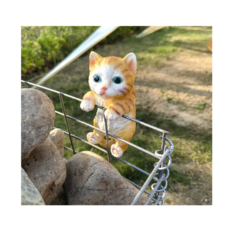 Small Yellow Resin Cat Ornaments Artistic Animal Model Statue for Garden Decorations and Statue Resin Fence Decorations