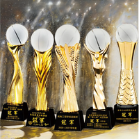 Prix professionnel de champion de trophée de football de base polie noire personnalisée avec artisanat en cristal de conception rayée gravée au laser