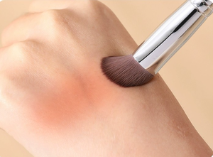 Brocha de Maquillaje Angular para Rubor y Base con Mango de Madera y Logotipo Personalizado, Brocha Cosmética Ecológica con Forma de Lengua para el Rostro - Product Image 3
