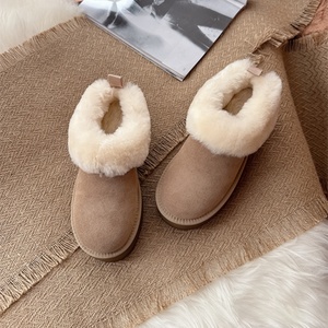 Botas de nieve clásicas de diseñador para mujer, de gamuza sintética, con forro de piel, punta redonda, suela de goma, cálidas para el invierno, antideslizantes. - Product Image 4