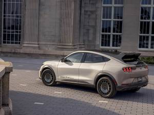 <span class=keywords><strong>Mustang</strong></span> Mach-<span class=keywords><strong>E</strong></span> SUV haute performance |   Puissance électrique et style emblématique pour les amateurs d'aventure - Product Image 2