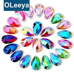 Strass en résine Oleeya multicolores en forme de goutte à coudre, strass à dos plat pour vêtements, robes et projets DIY - Product Image 1