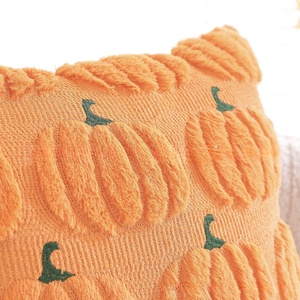 Housses de coussin décoratives en peluche douce 18x18 avec motifs citrouilles d'automne pour décorations de maison de Thanksgiving G25-523 - Product Image 6