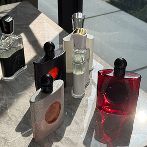 2026 Çok Satan Lüks Taşınabilir Cam Parfüm Mini Cep Boy Seyahat Deri Atomizeri Krem Özellikleri İçin Serigrafi Baskılı - Product Image 3